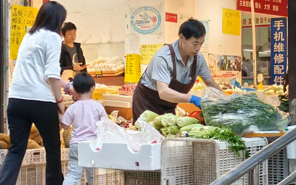 家门口的菜市场方便居民日常生活配资配资网。人民网记者 
